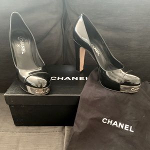 These are the real deal Authentic Chanel shoes Black size 7 In good condition